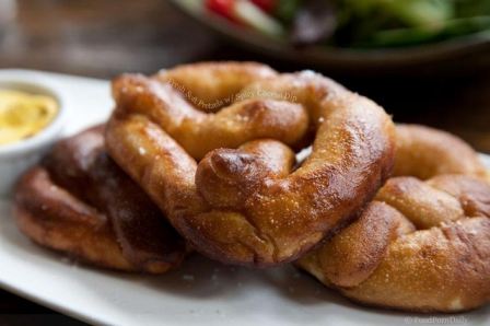 Soft Pretzels With Cheese Dip