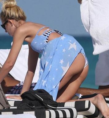 Attractive Celeb Paulina Gretzky Ass In A Bikini