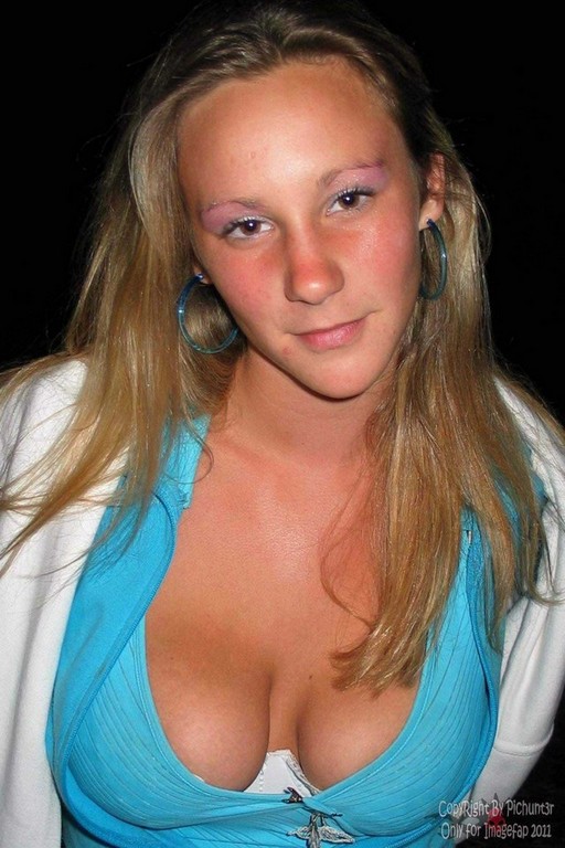 Down Shirt Cleavage